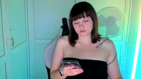 Snapshot of emilli_moon chatting on July 2, 2026, 4:07 am Emmi online show from July 2, 2026, 4:07 am
