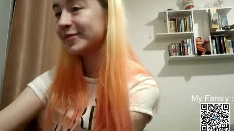 Snapshot of emilly_20 chatting on May 17, 2026, 9:33 pm Emily online show from May 17, 2026, 9:33 pm
