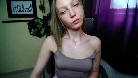 Snapshot of emilly_xkiss chatting on May 11, 2026, 12:44 pm Emilly online show from May 11, 2026, 12:44 pm