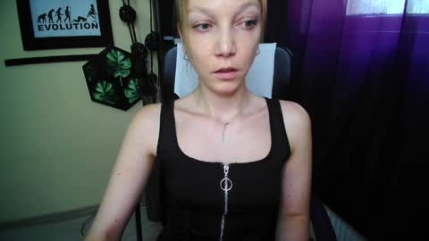 Snapshot of emilly_xkiss chatting on May 27, 2026, 12:35 pm Emilly online show from May 27, 2026, 12:35 pm