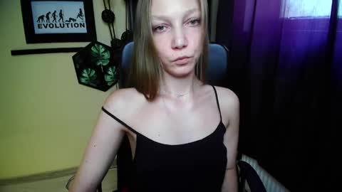 Snapshot of emilly_xkiss chatting on June 3, 2026, 2:33 pm Emilly online show from June 3, 2026, 2:33 pm