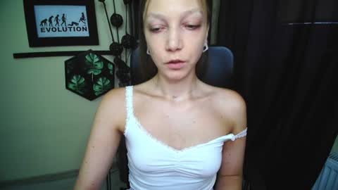 Snapshot of emilly_xkiss chatting on June 18, 2026, 5:51 am Emilly online show from June 18, 2026, 5:51 am