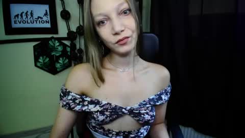 Snapshot of emilly_xkiss chatting on July 19, 2026, 6:17 am Emilly online show from July 19, 2026, 6:17 am
