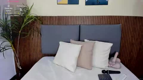 Snapshot of emillyharper_ chatting on October 8, 2025, 4:10 am emillyharper_ online show from October 8, 2025, 4:10 am
