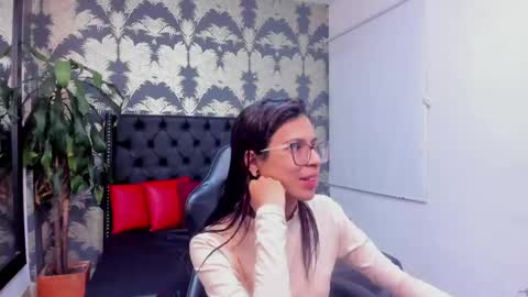 Snapshot of emily_loperaa chatting on April 30, 2026, 2:45 pm Emily online show from April 30, 2026, 2:45 pm