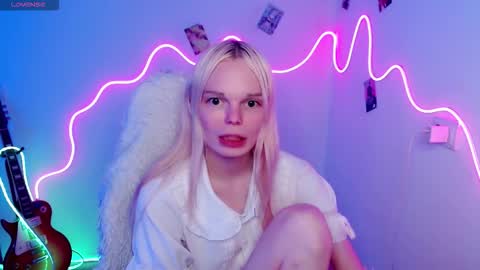 Lia online show from November 5, 2025, 1:00 pm