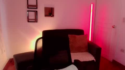 Snapshot of emily_swan_04 chatting on February 27, 2025, 4:21 pm Emily  Swan online show from February 27, 2025, 4:21 pm