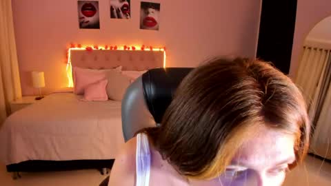 emily_warren__ online show from April 22, 2026, 9:05 pm