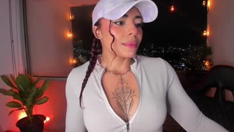 Snapshot of emilyfitness8 chatting on December 23, 2024, 3:18 am emily online show from December 23, 2024, 3:18 am