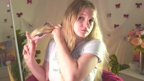 Snapshot of emilyhewell chatting on May 8, 2026, 1:44 am Emi online show from May 8, 2026, 1:44 am