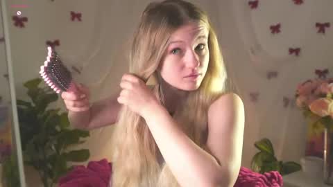 Snapshot of emilyhewell chatting on May 11, 2026, 1:11 am Emi online show from May 11, 2026, 1:11 am
