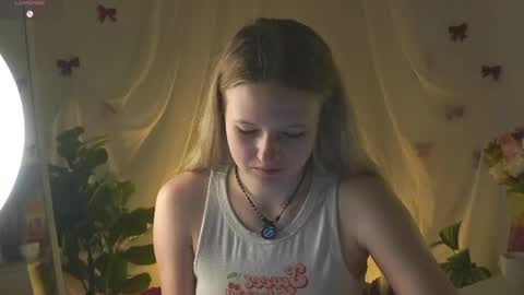 Snapshot of emilyhewell chatting on May 29, 2026, 3:48 am Emi online show from May 29, 2026, 3:48 am