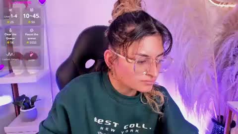 Snapshot of emilyjonesss_ chatting on June 17, 2026, 3:53 am Emilyjonnes online show from June 17, 2026, 3:53 am