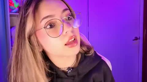 Snapshot of emilykarterr chatting on May 19, 2026, 3:18 pm VALEEEN online show from May 19, 2026, 3:18 pm