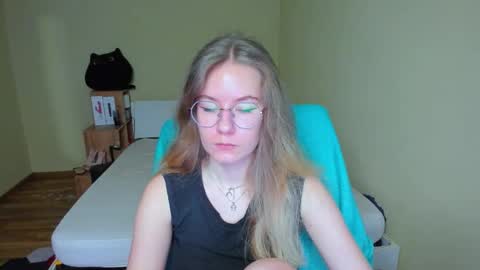 Snapshot of emilyy____ chatting on February 16, 2025, 9:48 am Emily online show from February 16, 2025, 9:48 am