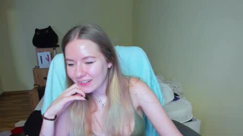 Snapshot of emilyy____ chatting on March 8, 2025, 10:54 am Emily online show from March 8, 2025, 10:54 am