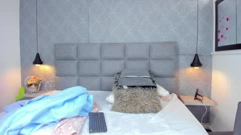 emilyy_r online show from April 8, 2026, 7:03 pm