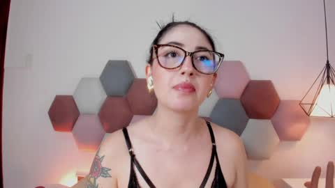 Emilyy Watson online show from April 1, 2026, 12:33 am