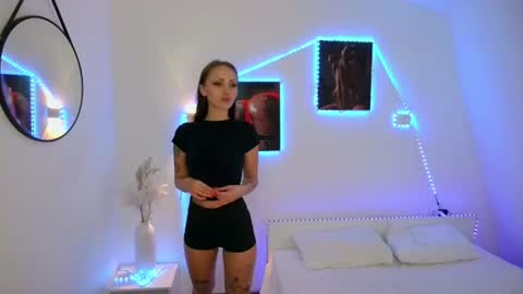 Snapshot of emiora chatting on June 17, 2026, 8:28 am Emily online show from June 17, 2026, 8:28 am