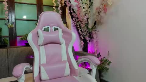 emma_ayala online show from December 1, 2025, 7:08 pm