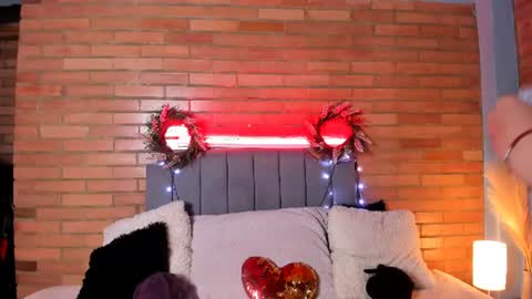Snapshot of emma_belley chatting on July 10, 2026, 7:16 pm Hey Im EmmaHelp me reach 100 likes online show from July 10, 2026, 7:16 pm