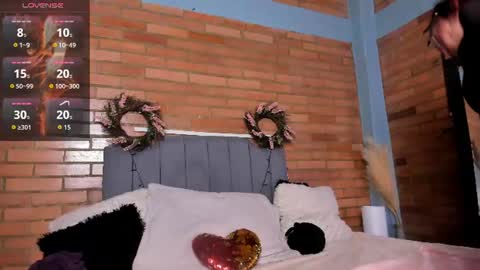 Snapshot of emma_belley chatting on July 12, 2026, 8:11 pm Hey Im EmmaHelp me reach 100 likes online show from July 12, 2026, 8:11 pm