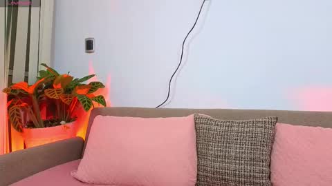 Snapshot of emma_revees chatting on February 12, 2026, 3:23 am EMMA REVEES online show from February 12, 2026, 3:23 am