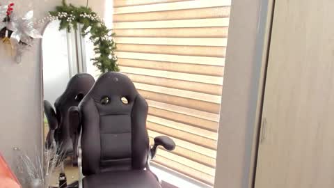  Emma Ferrary  online show from December 4, 2025, 2:48 pm