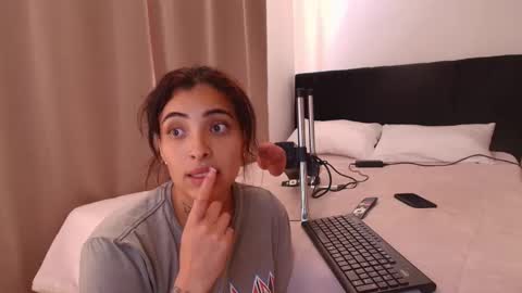 emmi_11 online show from February 6, 2026, 1:36 pm
