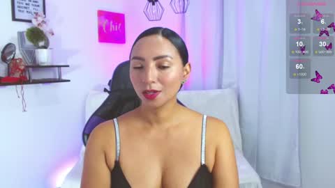 Snapshot of emmi_cam chatting on April 29, 2026, 1:15 pm Emmi Cam online show from April 29, 2026, 1:15 pm