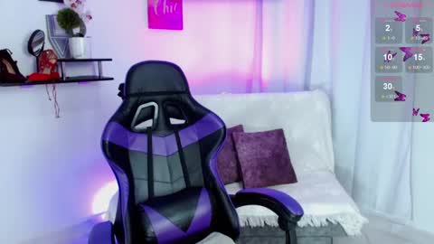 Snapshot of emmi_cam chatting on May 4, 2026, 1:07 pm Emmi Cam online show from May 4, 2026, 1:07 pm