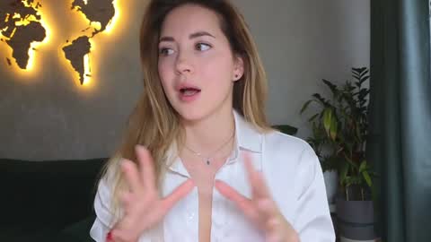 Snapshot of emmi_rosee chatting on February 27, 2026, 10:04 am Miss Emmi online show from February 27, 2026, 10:04 am