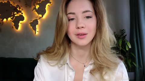 Snapshot of emmi_rosee chatting on March 22, 2026, 8:51 am Miss Emmi online show from March 22, 2026, 8:51 am