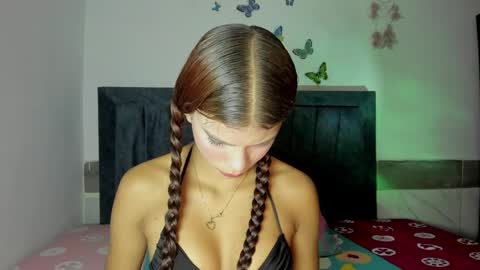 Snapshot of emmie_bunny chatting on April 4, 2026, 10:18 pm Emmie online show from April 4, 2026, 10:18 pm