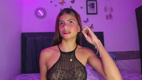 Snapshot of emmie_bunny chatting on April 22, 2026, 9:49 pm Emmie online show from April 22, 2026, 9:49 pm