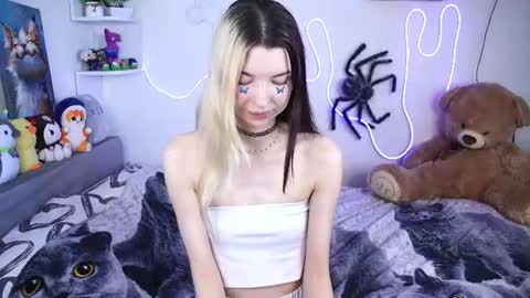 Snapshot of emmie_everly chatting on July 17, 2026, 1:07 pm emmie_everly online show from July 17, 2026, 1:07 pm