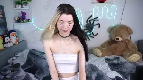 Snapshot of emmie_everly chatting on July 18, 2026, 12:42 pm emmie_everly online show from July 18, 2026, 12:42 pm