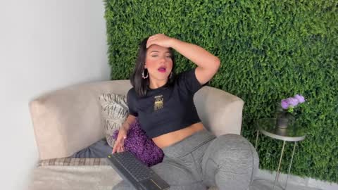 Snapshot of emmiily_z chatting on February 2, 2025, 7:35 pm Emmiily online show from February 2, 2025, 7:35 pm