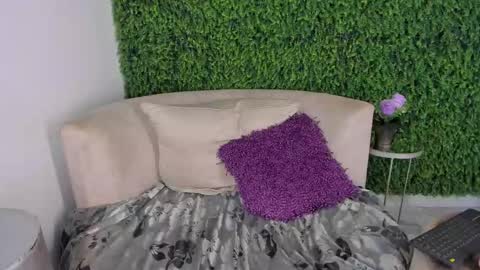 Snapshot of emmiily_z chatting on February 19, 2025, 2:12 am Emmiily online show from February 19, 2025, 2:12 am