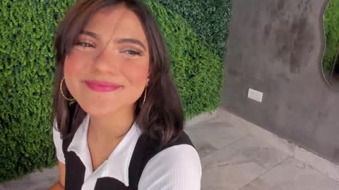 Snapshot of emmiily_z chatting on March 8, 2025, 3:39 am Emmiily online show from March 8, 2025, 3:39 am