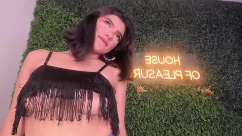 Snapshot of emmiily_z chatting on March 12, 2025, 3:35 am Emmiily online show from March 12, 2025, 3:35 am