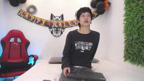 Snapshot of emmo_boy chatting on October 31, 2025, 12:50 pm SERGIO online show from October 31, 2025, 12:50 pm