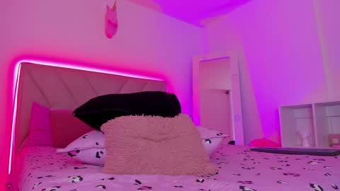 Emy online show from November 12, 2025, 4:02 am