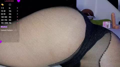 Snapshot of emy_xdy chatting on January 8, 2025, 6:20 am Im Emily would you like to help me reach 100 online show from January 8, 2025, 6:20 am