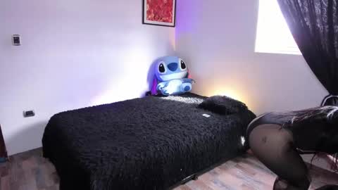 Snapshot of emy_xdy chatting on September 22, 2025, 8:22 pm Im Emily would you like to help me reach 100 online show from September 22, 2025, 8:22 pm