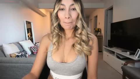 emyconneer online show from September 26, 2025, 7:40 pm