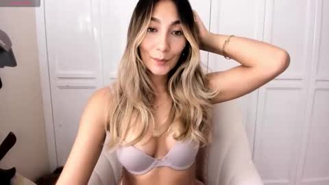 emyconneer online show from December 14, 2025, 8:02 pm