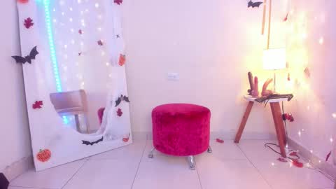 EMYLY  online show from October 14, 2025, 10:10 pm