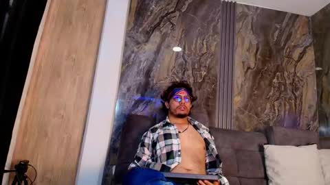 Enzo online show from December 2, 2025, 2:01 pm