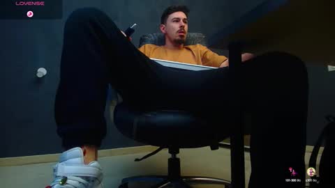 EnzoRace online show from October 9, 2025, 5:27 am